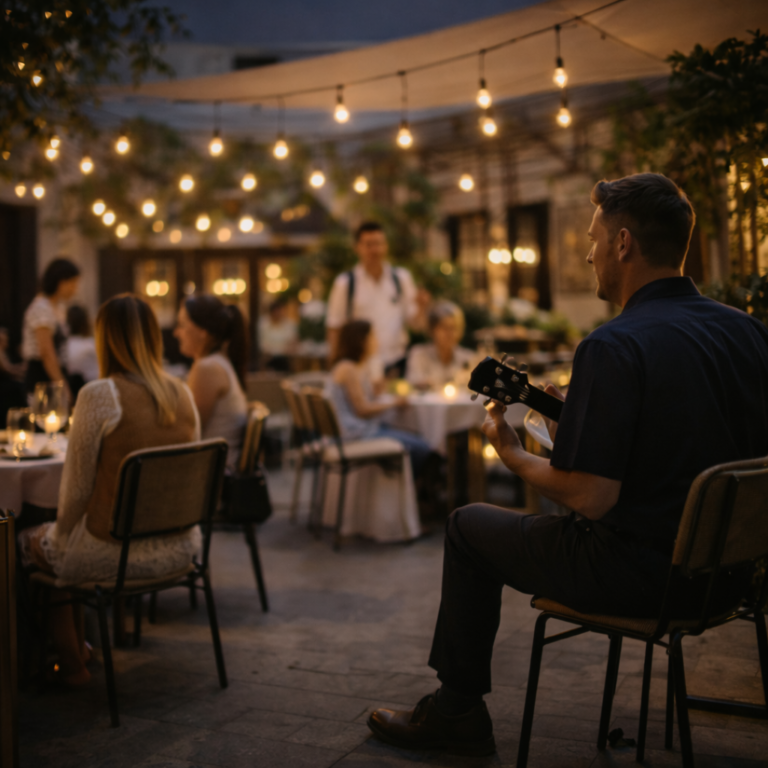 Musicien jouant de la guitare lors d’un dîner dans la cour du restaurant La Cour à Paris.